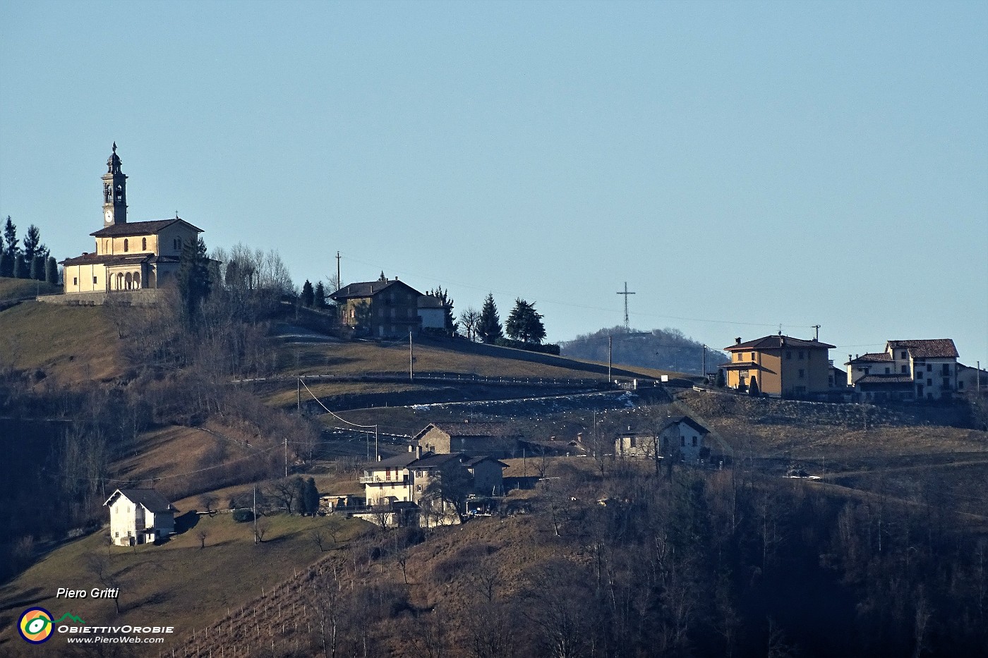 14 Maxi zoom sulla chiesa di Miragolo S. Salvatore e la croce del Monte Castello.JPG